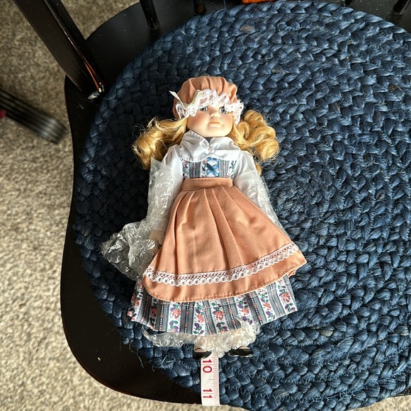 Never Used - Royalton Collection “Kirsi” 10” Porcelain Doll representing Finland - Picture 6 of 12